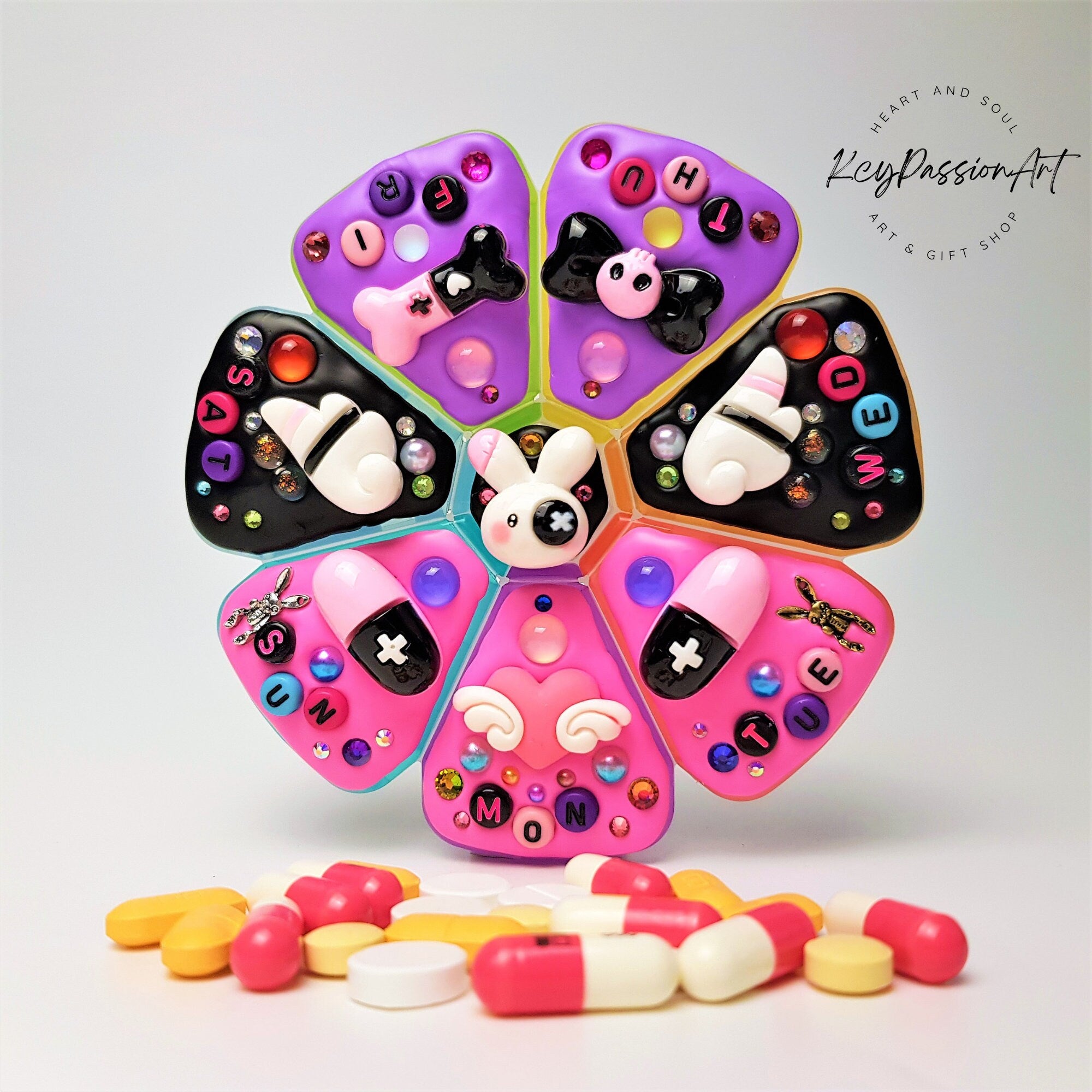 XL 7-Tage-Pillenbox mit Dekor „Bad Rabbit“, 8 Fächer, Pillendose für Medikamente, Vitamine und Nahrungsergänzungsmittel, niedlicher Pillenbehälter