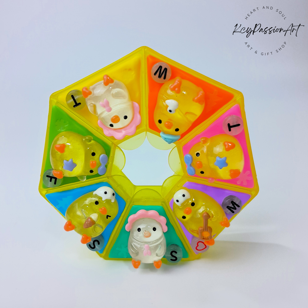 Winter Chicky Chick - Heptagon Pill Box