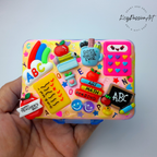 Pilulier décoratif grand format à rabat et 9 compartiments, idéal pour les journées d'école