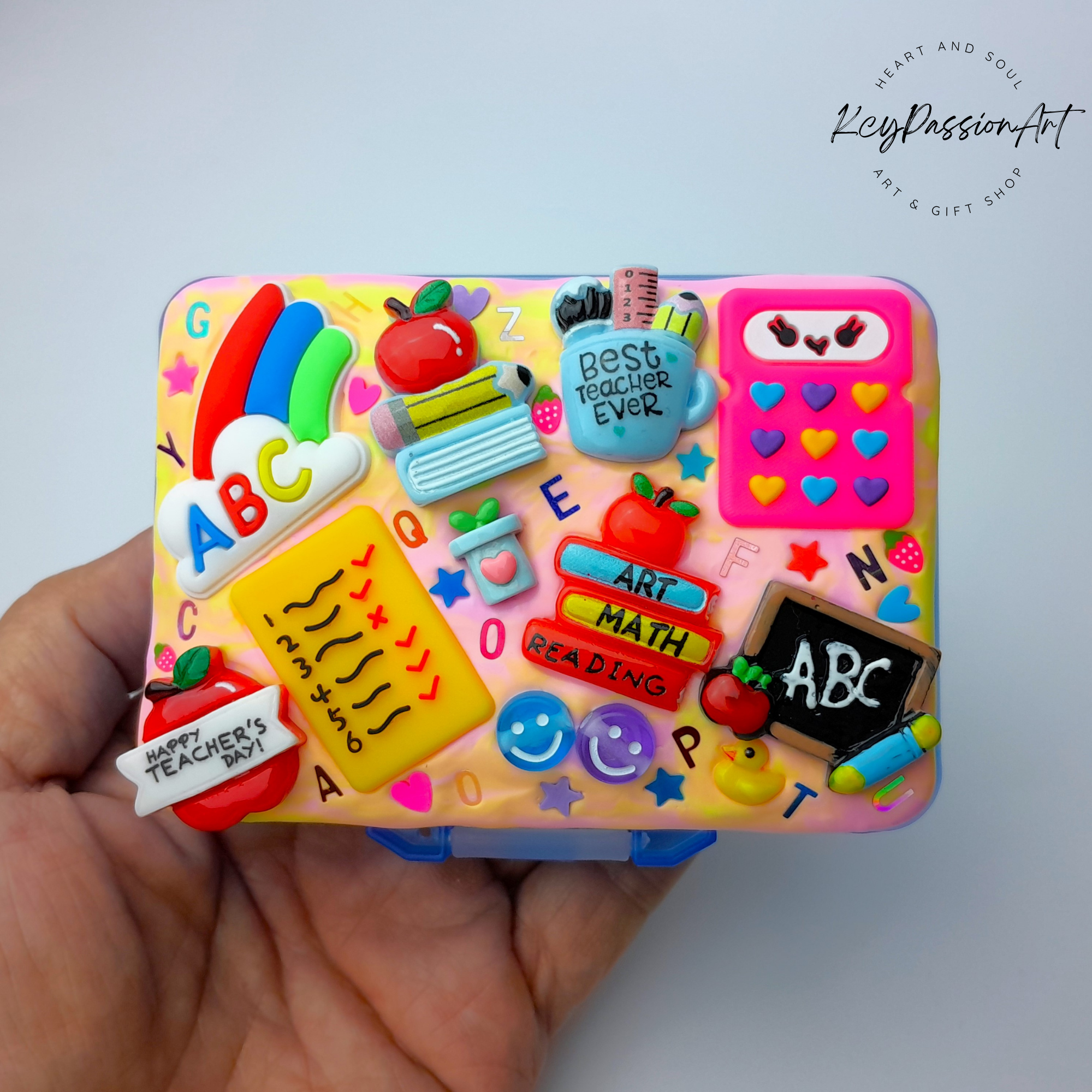 Pilulier décoratif grand format à rabat et 9 compartiments, idéal pour les journées d'école