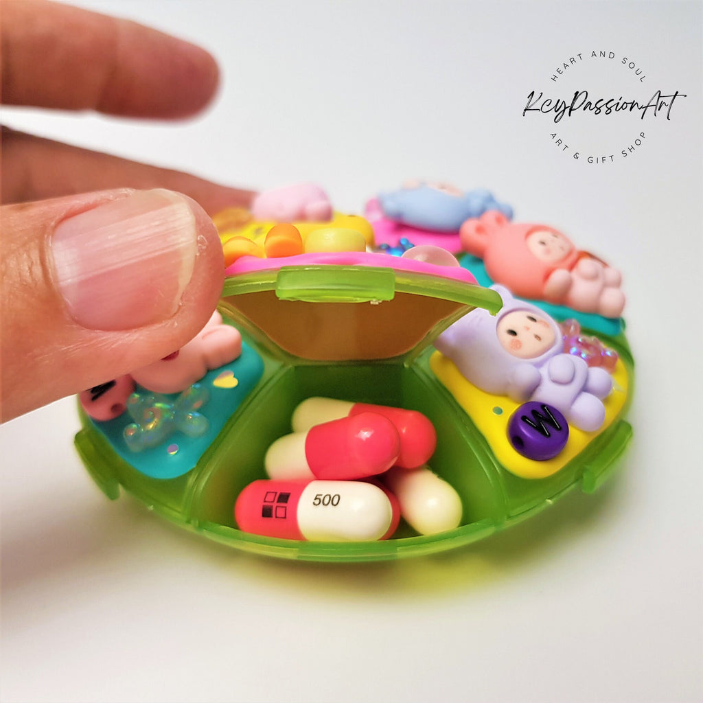 Glowy & Kawaii Round 8 Compartments Pill Box