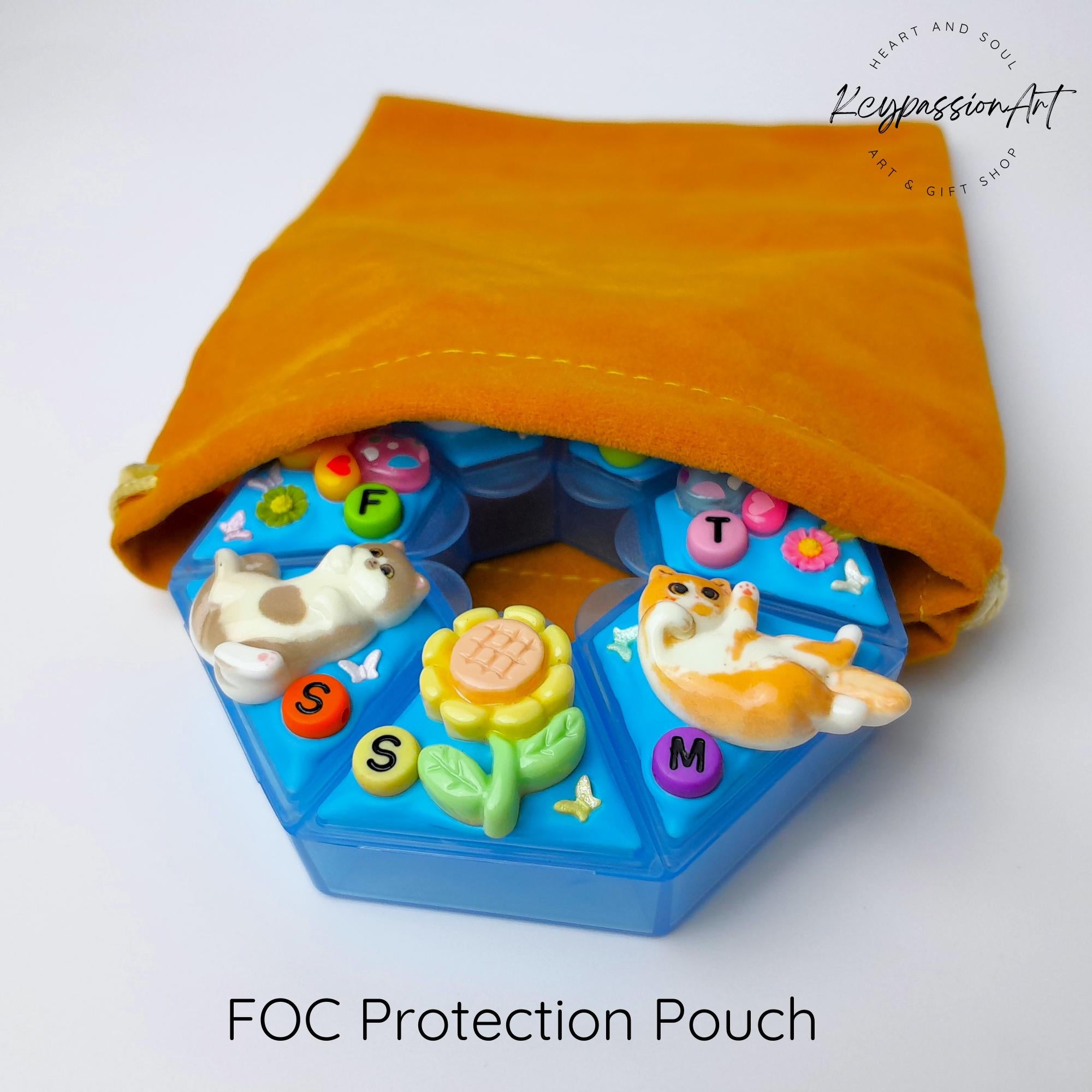 Pilulier décoré 7 jours « Chats et papillons » - Boîte à pilules pour médicaments, vitamines et compléments alimentaires