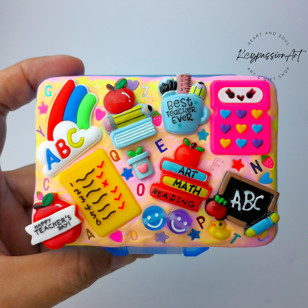 Pilulier décoratif grand format à rabat et 9 compartiments, idéal pour les journées d'école