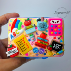 Pilulier décoratif grand format à rabat et 9 compartiments, idéal pour les journées d'école