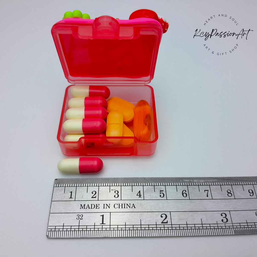 Tages-Pillenbox „Regenbogen-Erdbeer-Hasenliebe“ – Pillendose für einen Tag, Pillenbehälter, Pillenetui für einen Tag, Pillendose für Tag und Nacht