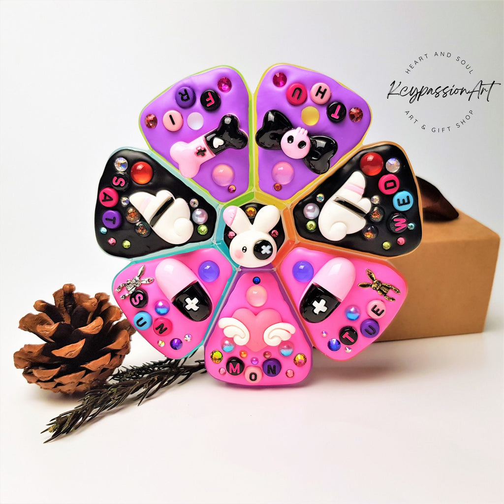 XL 7-Tage-Pillenbox mit Dekor „Bad Rabbit“, 8 Fächer, Pillendose für Medikamente, Vitamine und Nahrungsergänzungsmittel, niedlicher Pillenbehälter