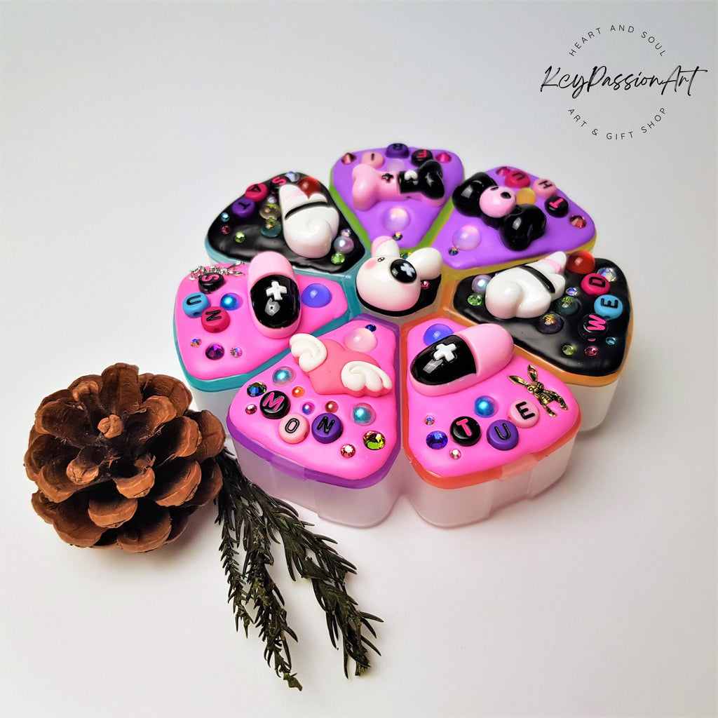 XL 7-Tage-Pillenbox mit Dekor „Bad Rabbit“, 8 Fächer, Pillendose für Medikamente, Vitamine und Nahrungsergänzungsmittel, niedlicher Pillenbehälter