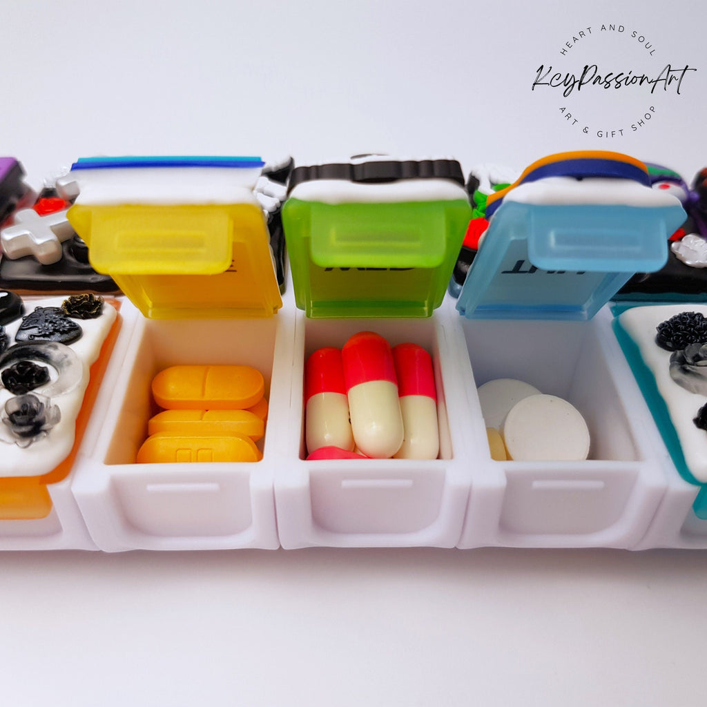 Witchcraft Decorated 14 Compartments Detachable Pill Box