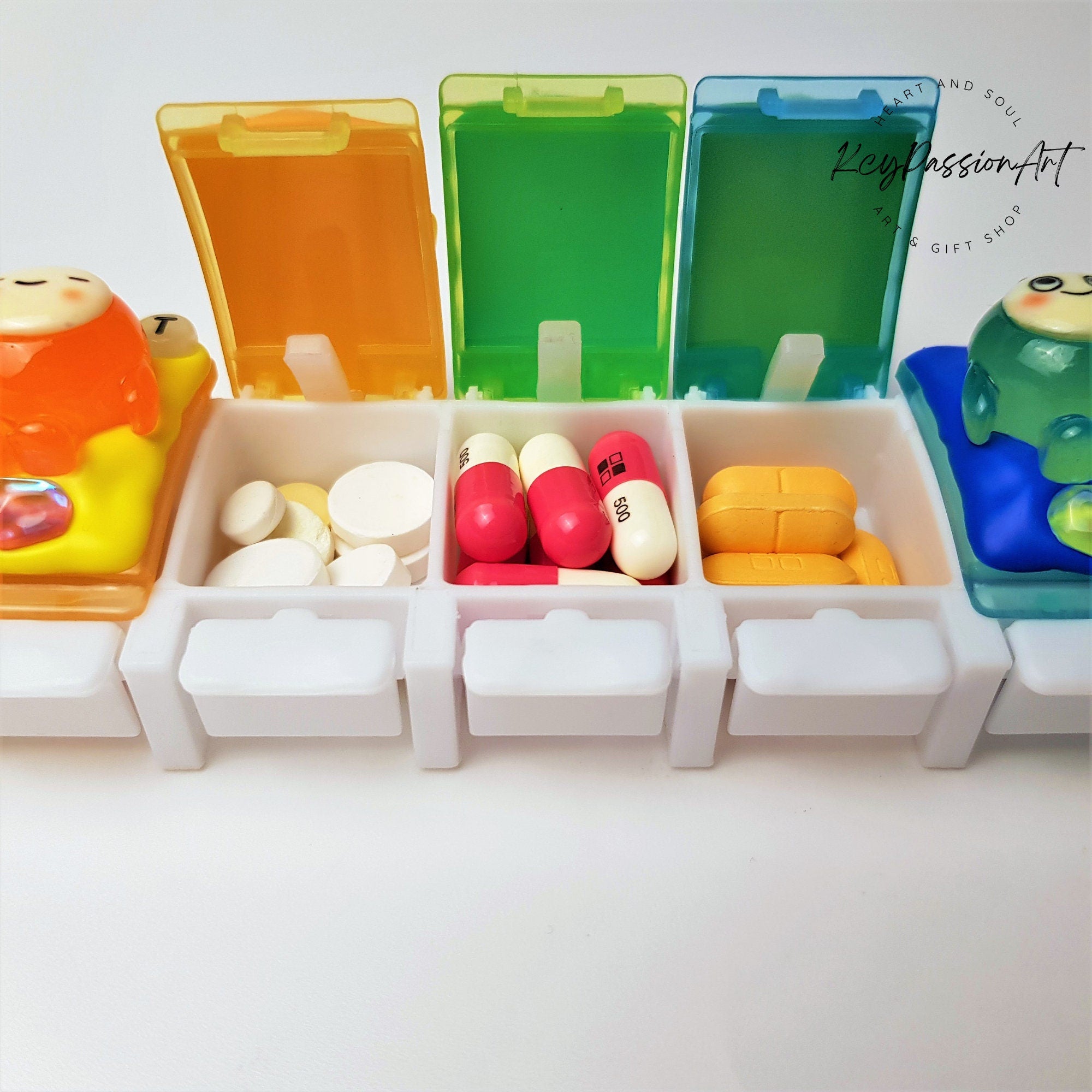 7-Tage-Pillenbox „Colorful We Glow“ – Leuchtende, niedliche Pillendose, Medikamenten- und Vitaminspender, Wochen-Pillenbox