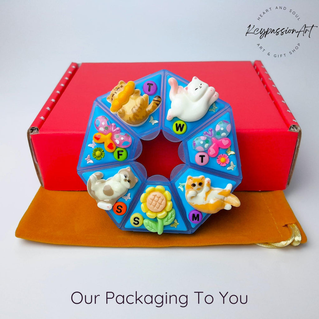 Pilulier décoré 7 jours « Chats et papillons » - Boîte à pilules pour médicaments, vitamines et compléments alimentaires