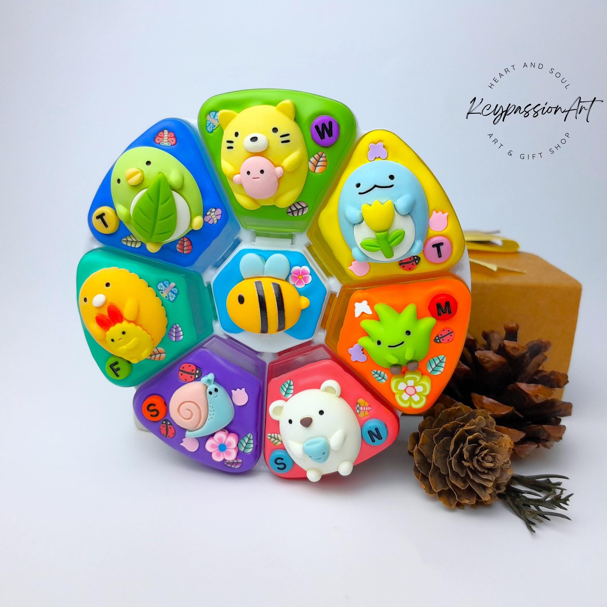 Pilulier décoratif 7 jours « Jardin paisible » à 8 compartiments, distributeur de médicaments et compléments alimentaires, joli pilulier jour/nuit