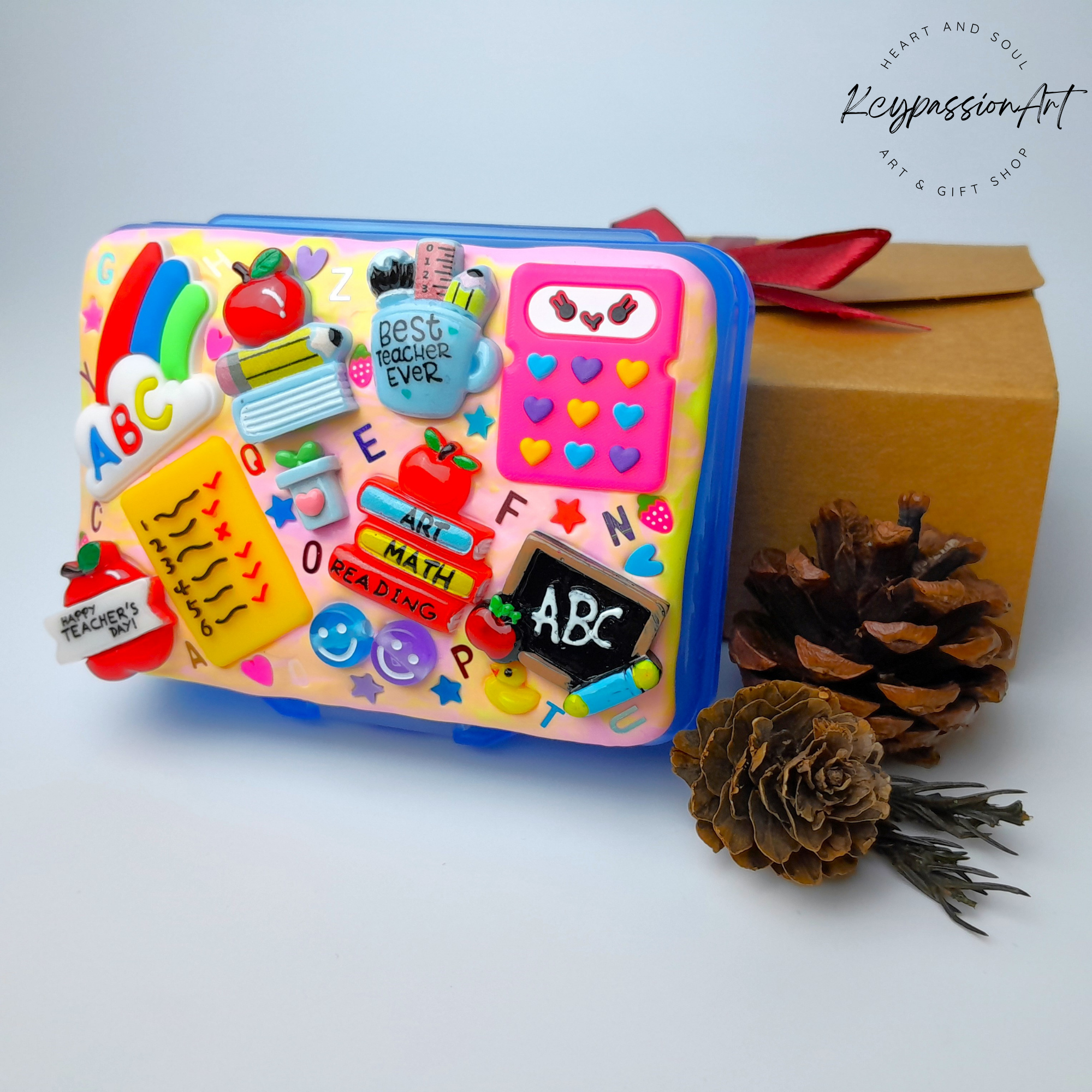 Pilulier décoratif grand format à rabat et 9 compartiments, idéal pour les journées d'école