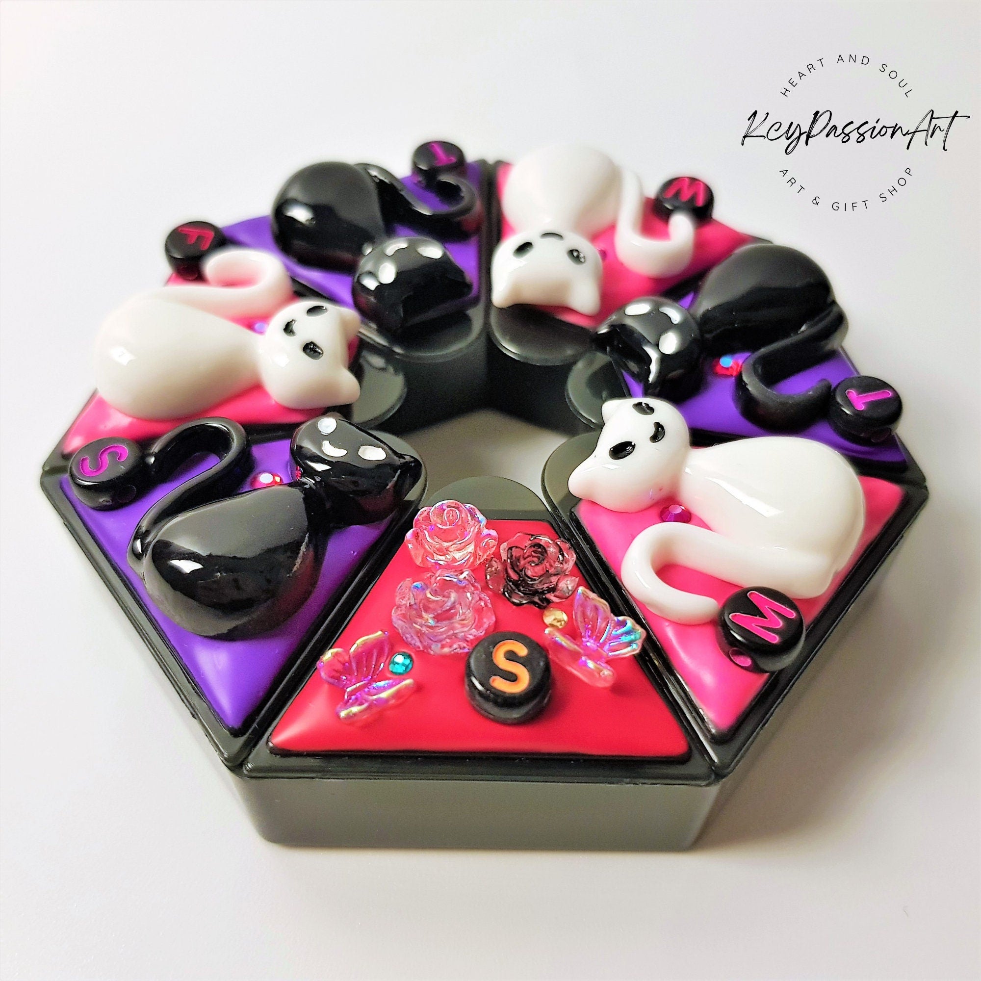 Mysterious Cats - Heptagon Pill Box