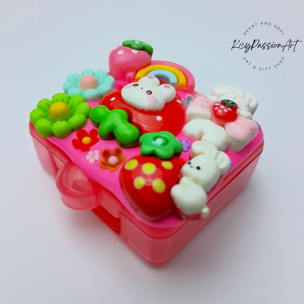 Tages-Pillenbox „Regenbogen-Erdbeer-Hasenliebe“ – Pillendose für einen Tag, Pillenbehälter, Pillenetui für einen Tag, Pillendose für Tag und Nacht