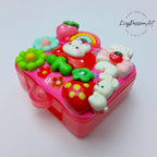 Tages-Pillenbox „Regenbogen-Erdbeer-Hasenliebe“ – Pillendose für einen Tag, Pillenbehälter, Pillenetui für einen Tag, Pillendose für Tag und Nacht