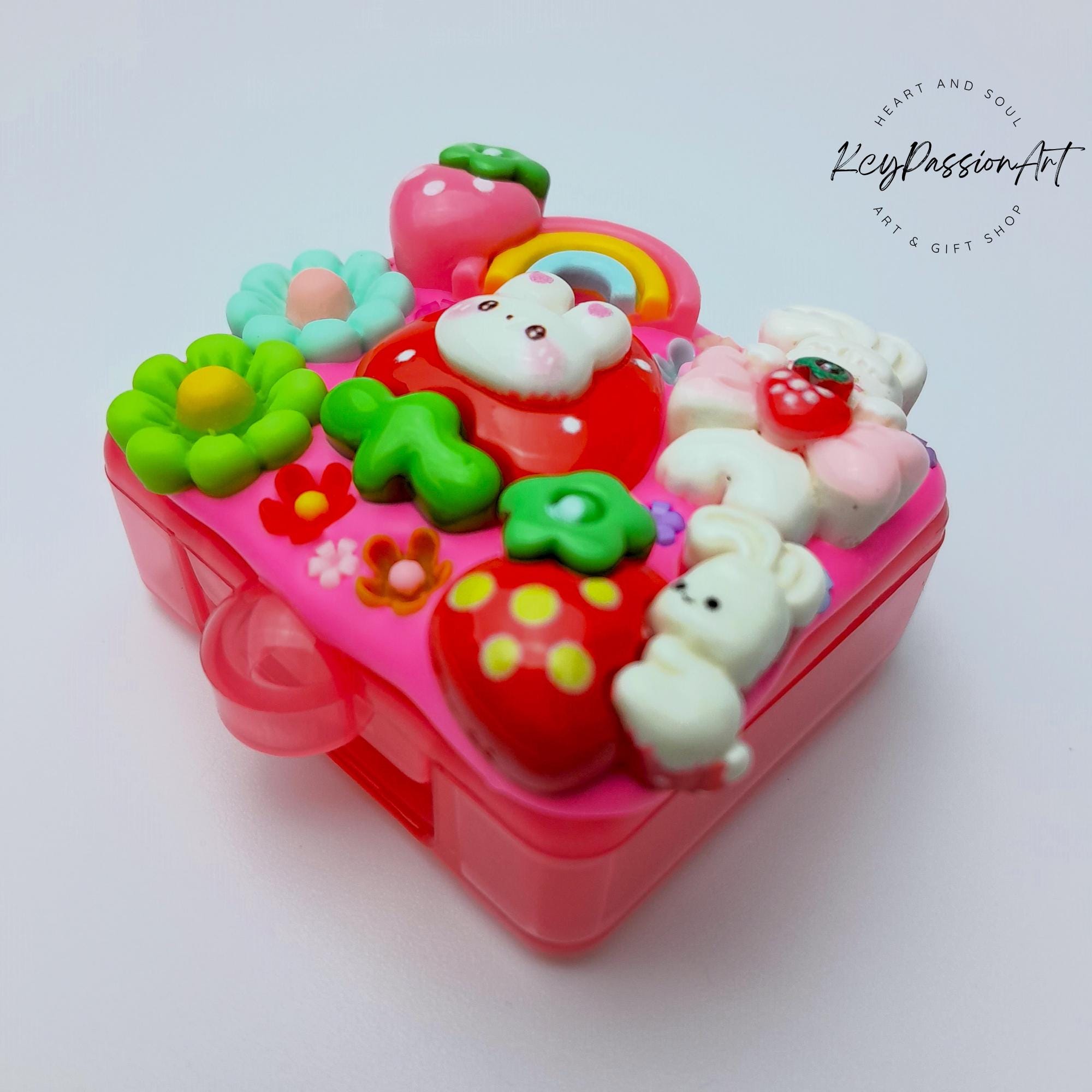 Tages-Pillenbox „Regenbogen-Erdbeer-Hasenliebe“ – Pillendose für einen Tag, Pillenbehälter, Pillenetui für einen Tag, Pillendose für Tag und Nacht