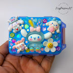 Pillendose mit niedlichem, pummeligem weißen Welpenmotiv, 10 Fächern, zum Aufklappen und Aufklappen