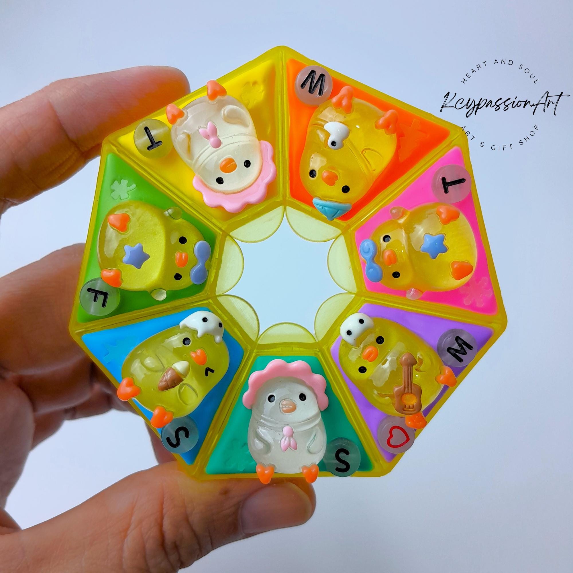 Winter Chicky Chick - Heptagon Pill Box