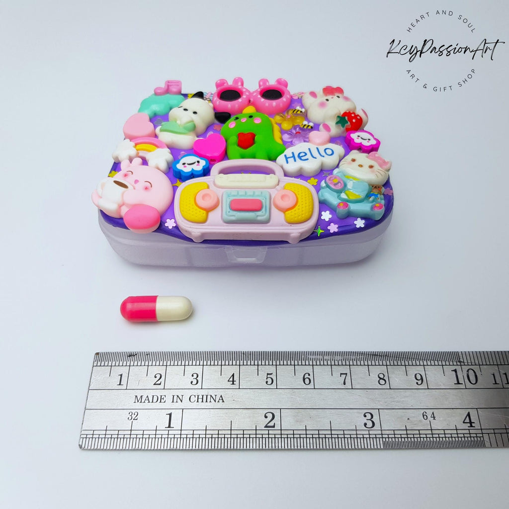 5-Tage-Pillenbox „Kawaii Friends Hangouts“ – Pillendose für morgens und abends, Pillenbehälter, 5-Tage-Pillenetui, Pillenbox für Tag und Nacht