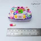 5-Tage-Pillenbox „Kawaii Friends Hangouts“ – Pillendose für morgens und abends, Pillenbehälter, 5-Tage-Pillenetui, Pillenbox für Tag und Nacht