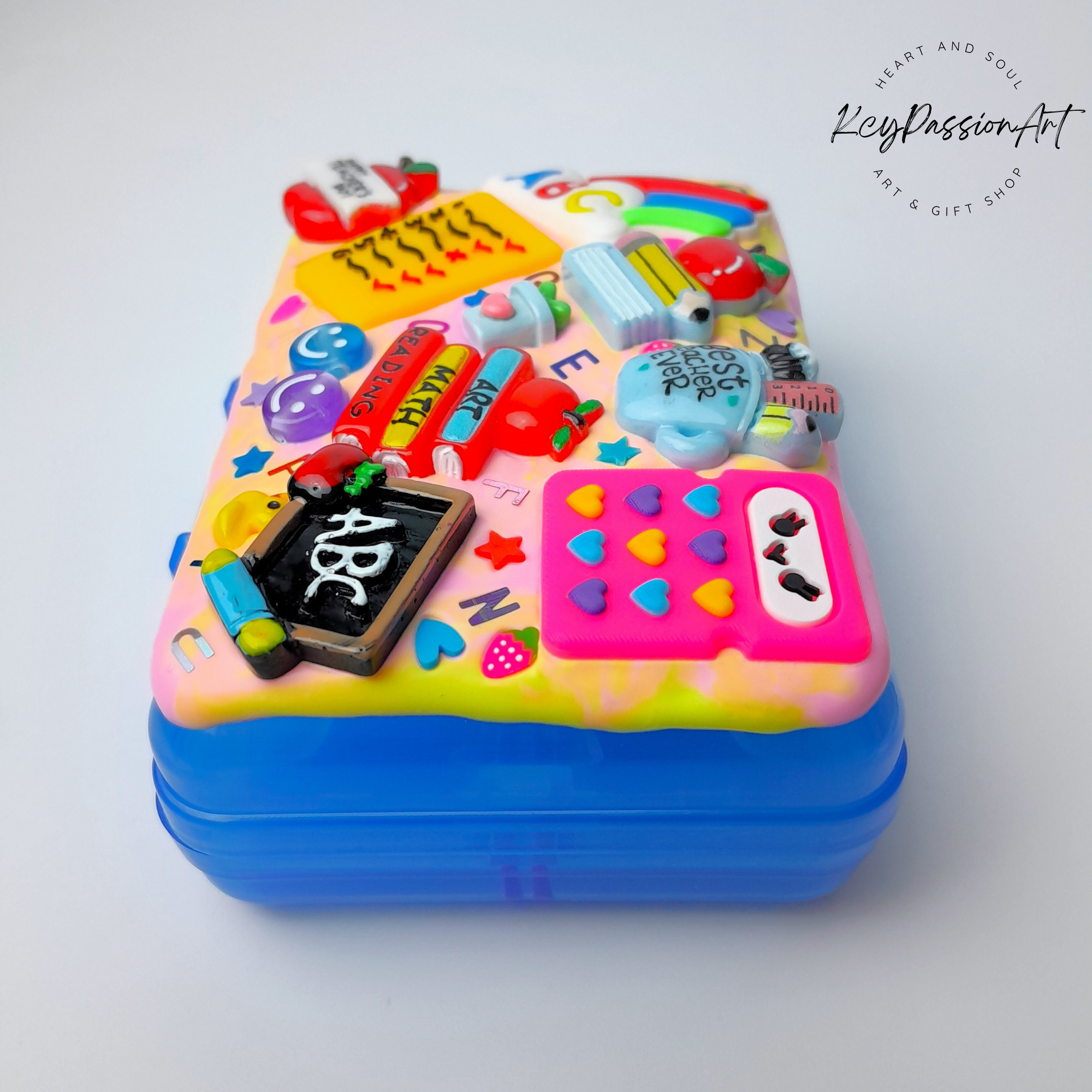 Pilulier décoratif grand format à rabat et 9 compartiments, idéal pour les journées d'école