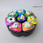 Großer, dekorierter Pillenorganizer für 7 Tage „Katze in Pose“ mit 8 Fächern, Pillendose für Medikamente und Nahrungsergänzungsmittel, niedliche Pillenbox für Tag und Nacht