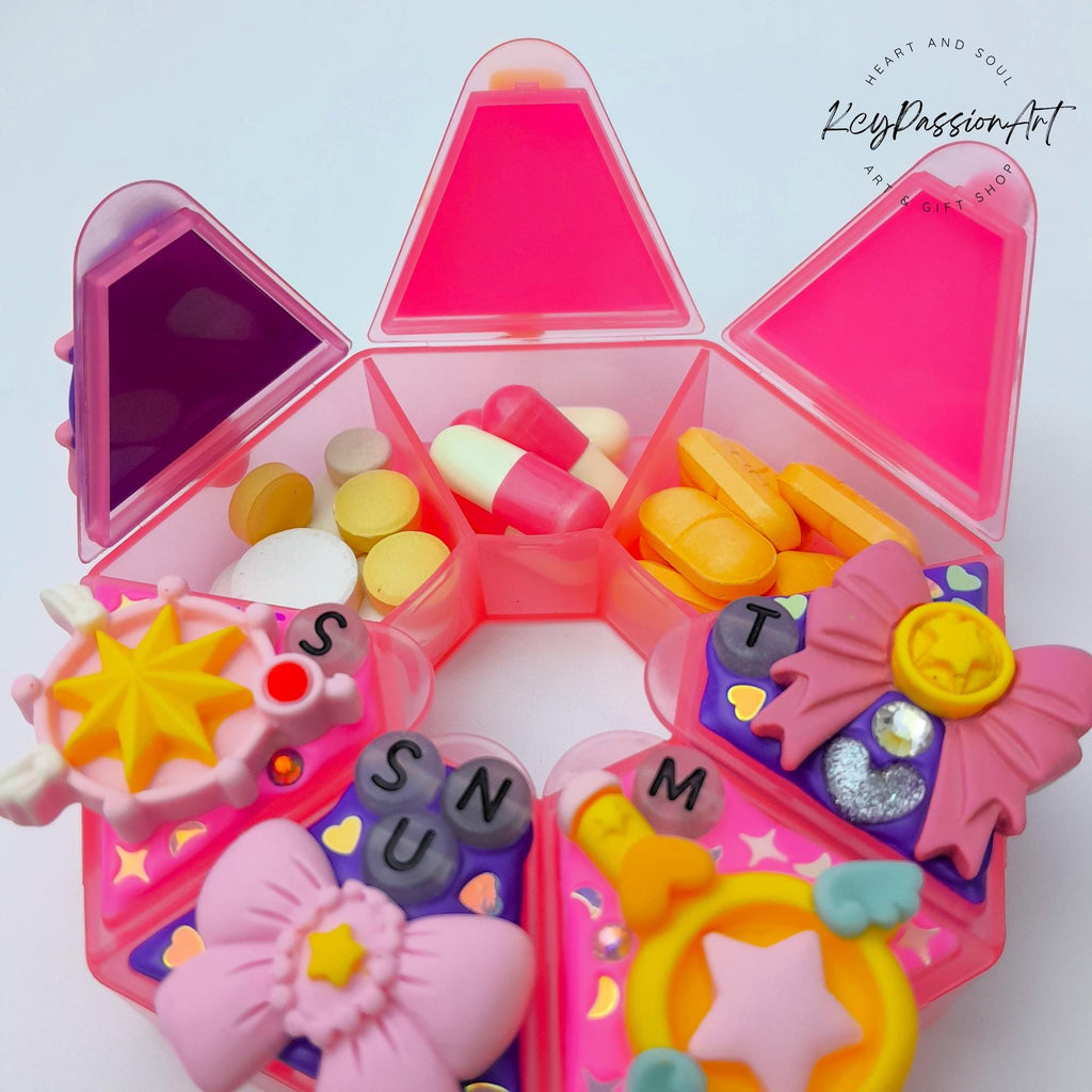 7-Tage-Pillenbox „Zauberstäbe &amp; Bänder“ – Pillendose für morgens und abends, 7 Fächer, Pillendose mit Spender für Medikamente und Vitamine