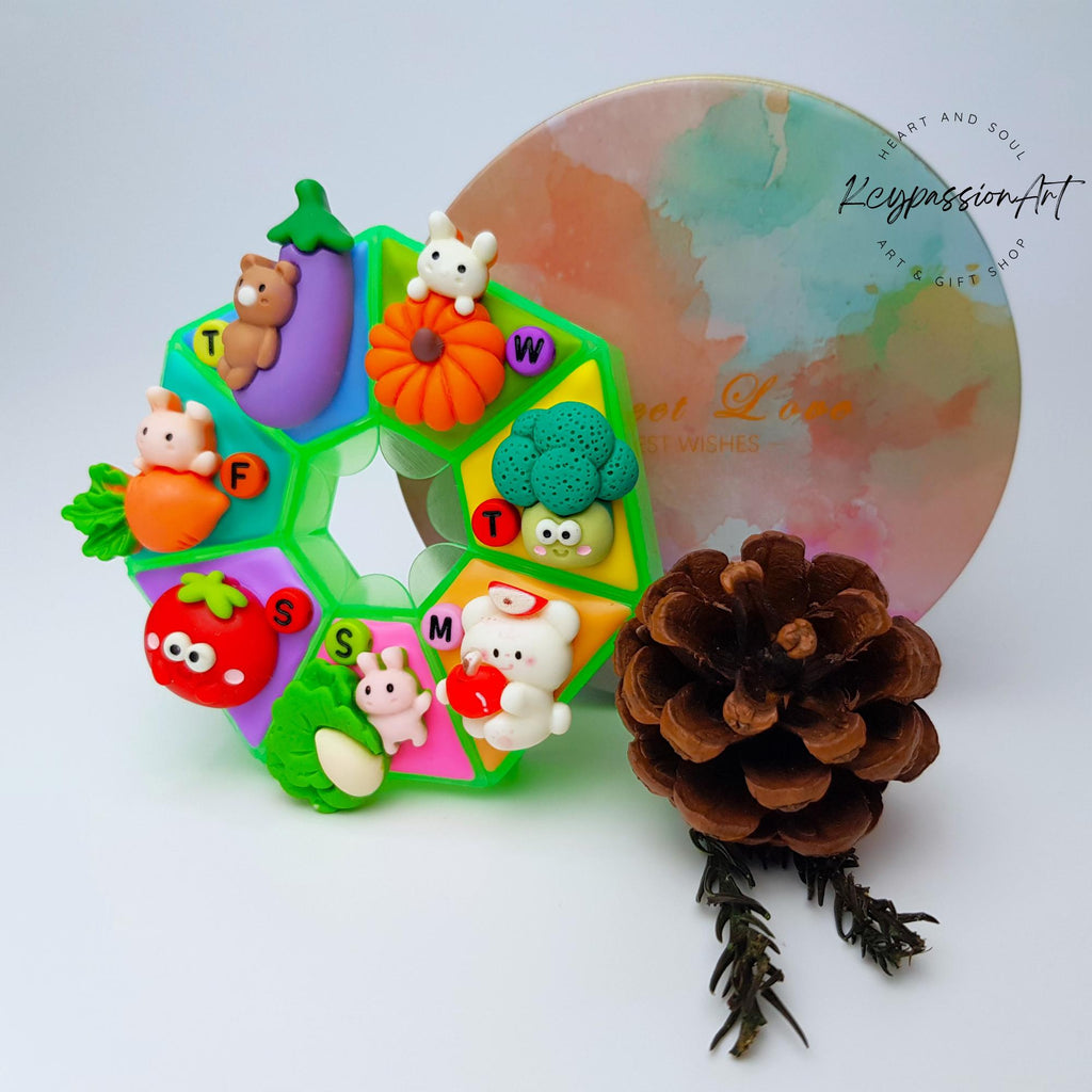 7-Tage-Pillenbox „Hey Fruity &amp; Veggies“ (Version 2024), Pillendose für morgens und abends, Medikamentenspender, 7-Tage-Pillenbox für Tag und Nacht