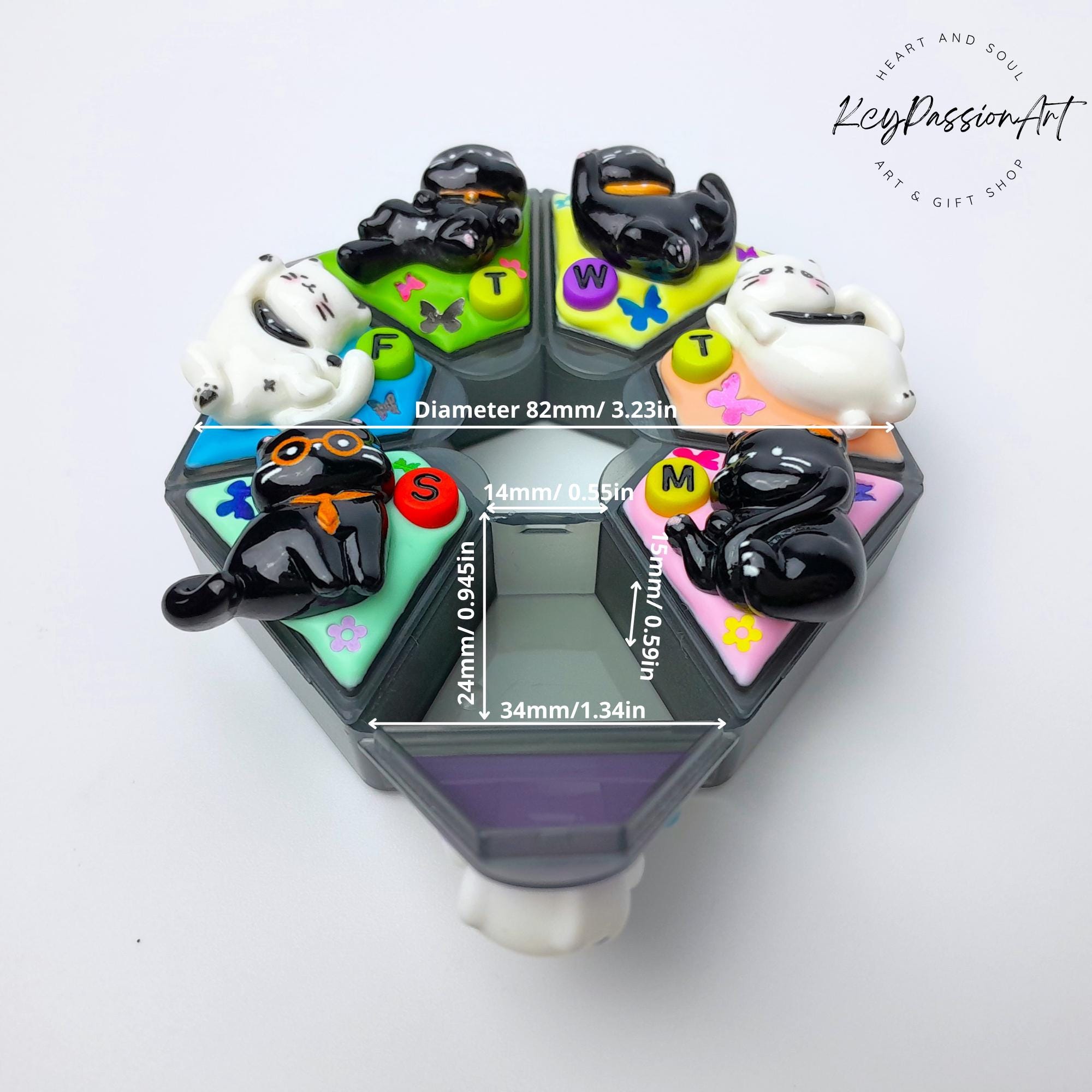 7-Tage-Pillenbox mit Dekoration „Kawaii Katzen“ – Medikamentenbox, Vitaminbehälter, Nahrungsergänzungsmittel-Spender