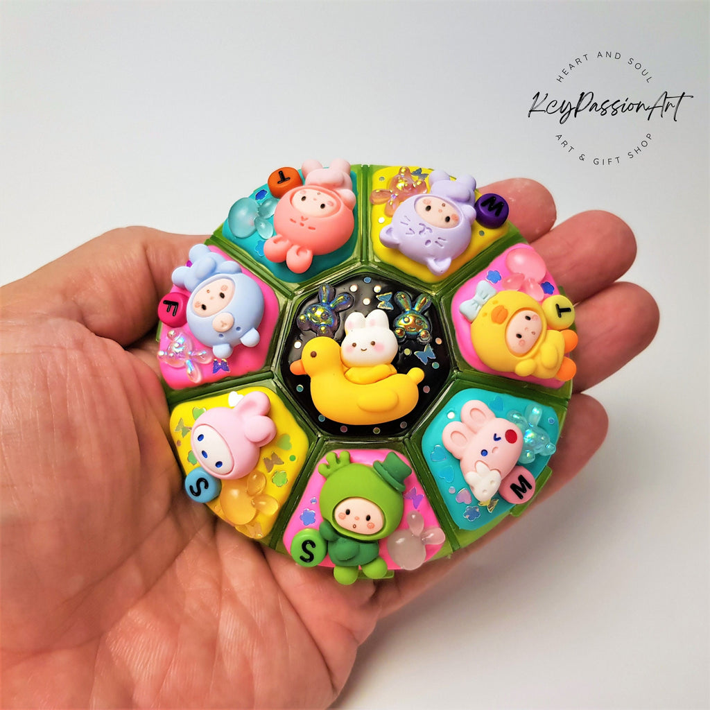 Glowy & Kawaii Round 8 Compartments Pill Box