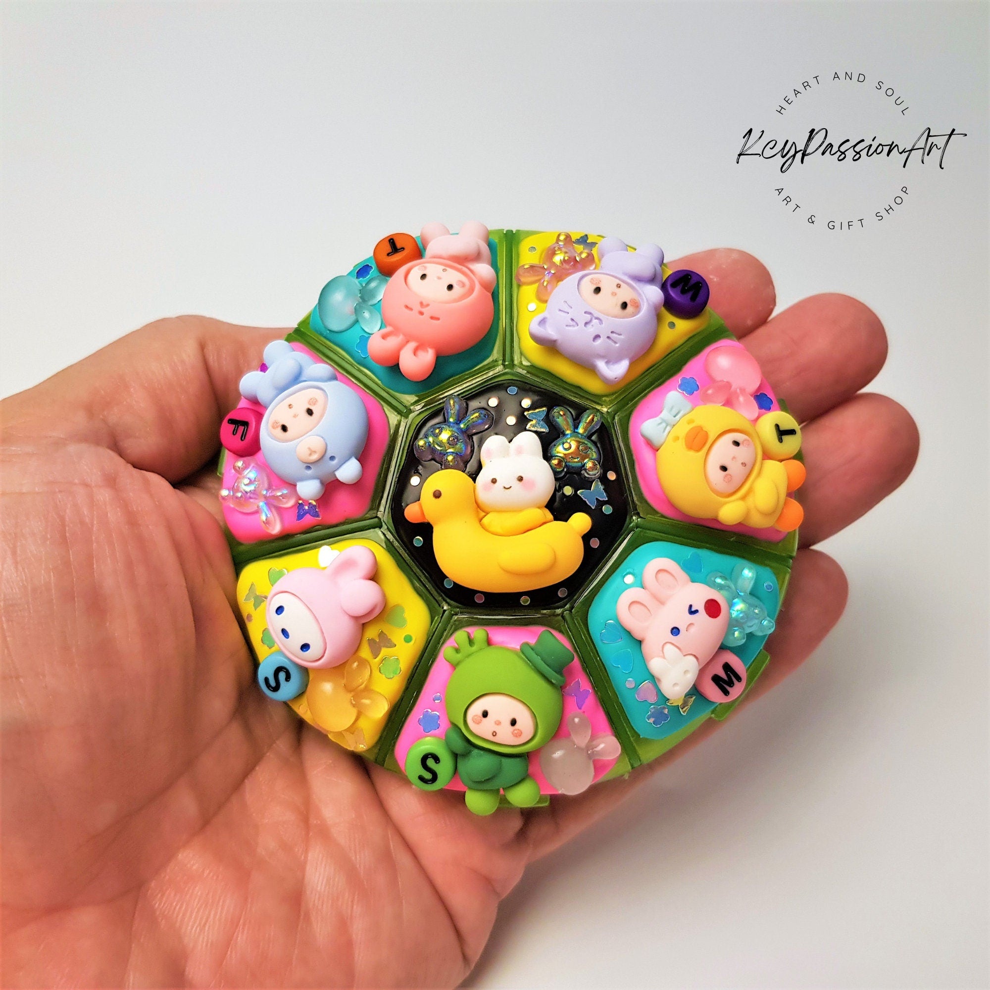 Glowy & Kawaii Round 8 Compartments Pill Box