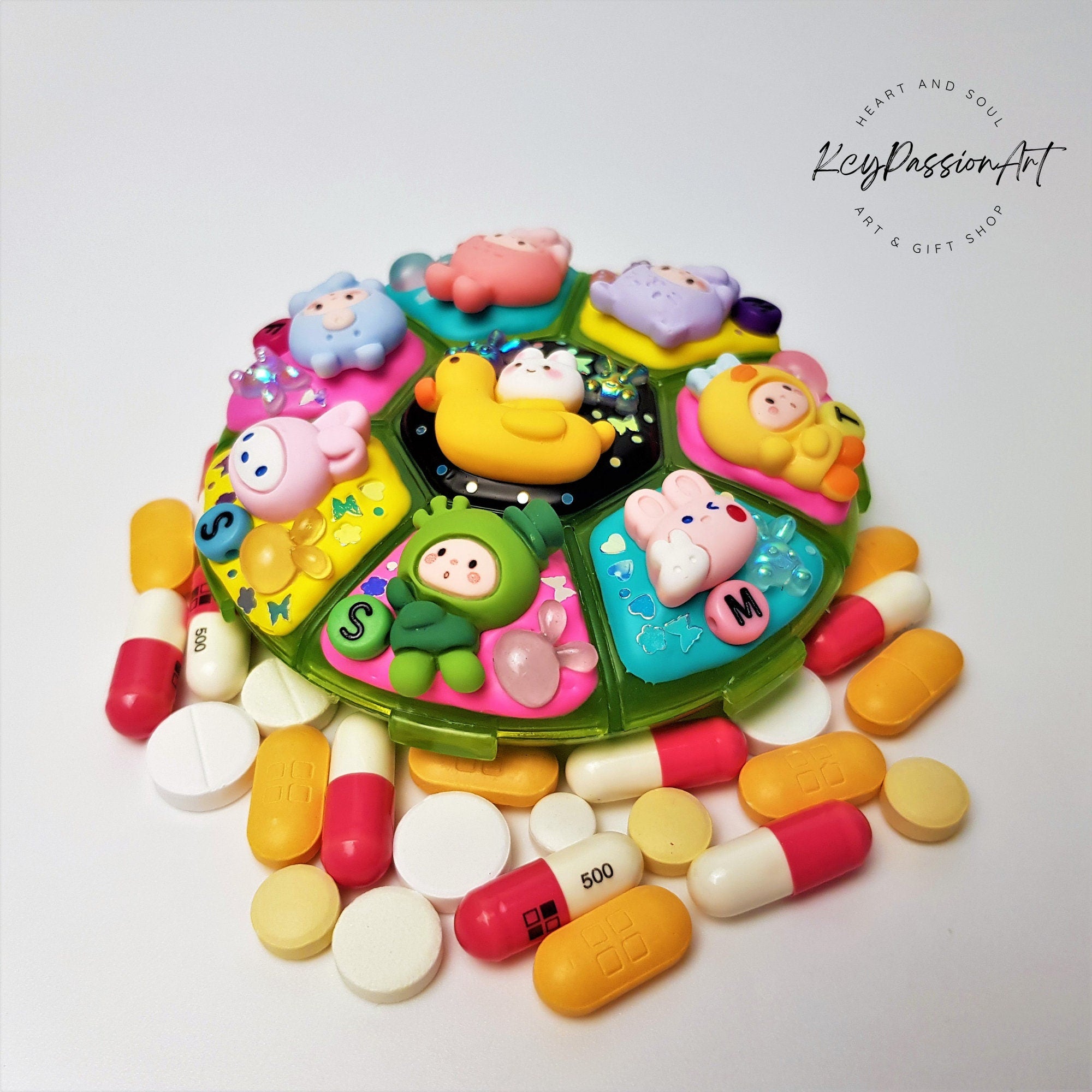 Glowy & Kawaii Round 8 Compartments Pill Box