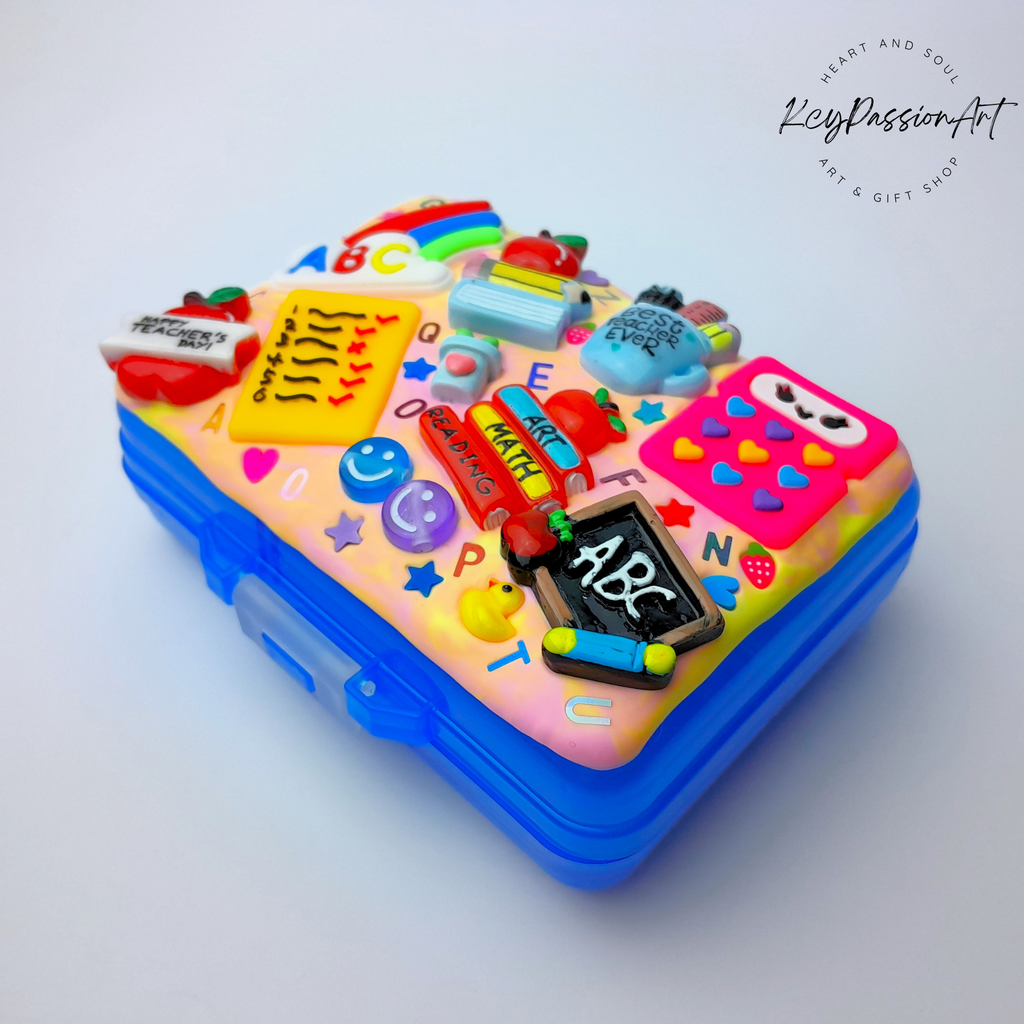 Pilulier décoratif grand format à rabat et 9 compartiments, idéal pour les journées d'école