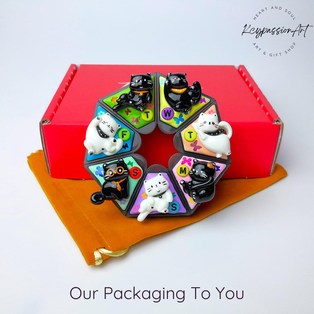 7-Tage-Pillenbox mit Dekoration „Kawaii Katzen“ – Medikamentenbox, Vitaminbehälter, Nahrungsergänzungsmittel-Spender