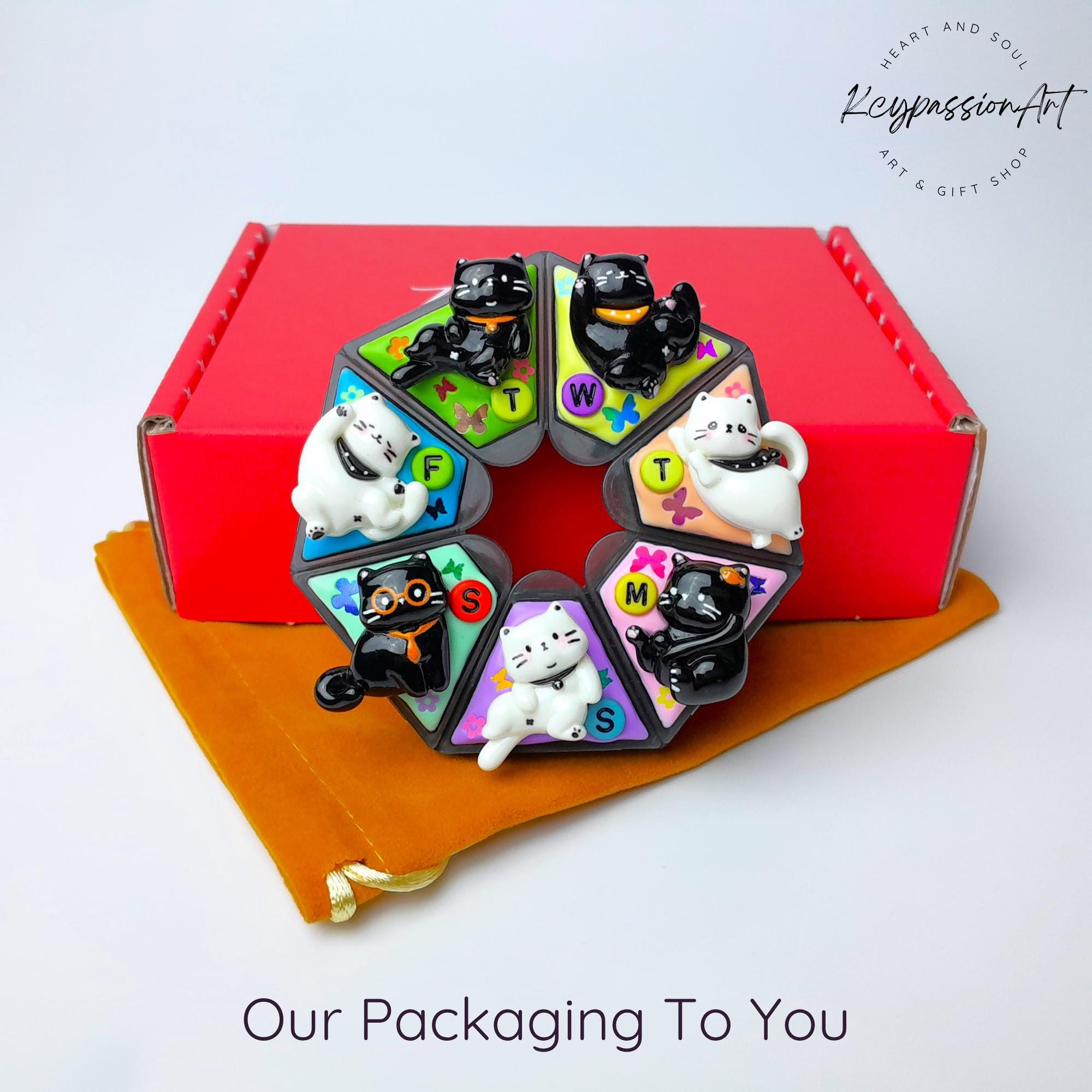 7-Tage-Pillenbox mit Dekoration „Kawaii Katzen“ – Medikamentenbox, Vitaminbehälter, Nahrungsergänzungsmittel-Spender