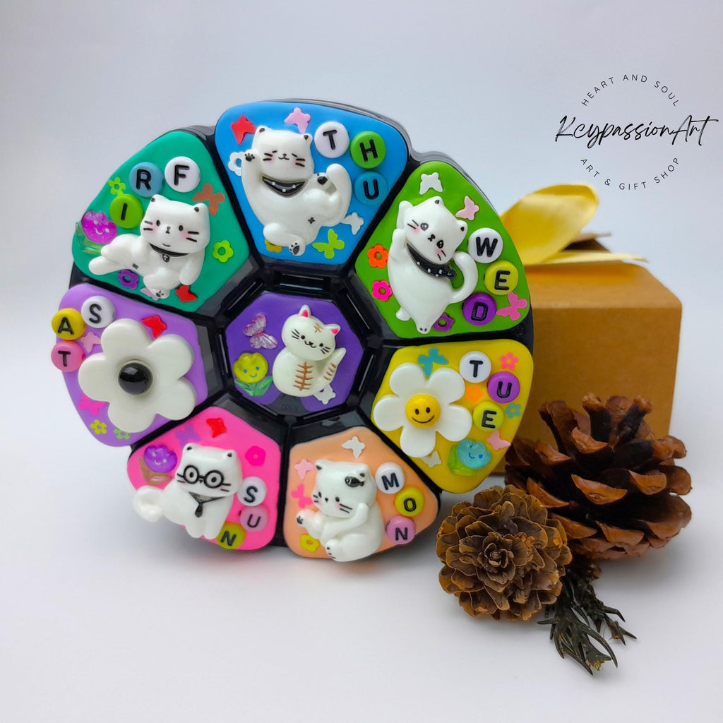 Großer, dekorierter Pillenorganizer für 7 Tage „Katze in Pose“ mit 8 Fächern, Pillendose für Medikamente und Nahrungsergänzungsmittel, niedliche Pillenbox für Tag und Nacht