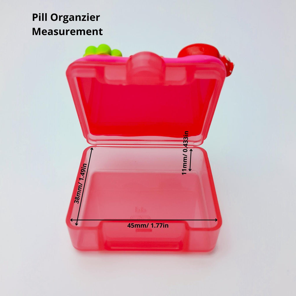 Tages-Pillenbox „Regenbogen-Erdbeer-Hasenliebe“ – Pillendose für einen Tag, Pillenbehälter, Pillenetui für einen Tag, Pillendose für Tag und Nacht