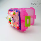 Pillenbox zum Aufklappen und Falten „I Love Lollipop“, geeignet für morgens und abends, inklusive Medikamenten- und Vitaminspender für 7 Tage, Pillendose für Tag und Nacht