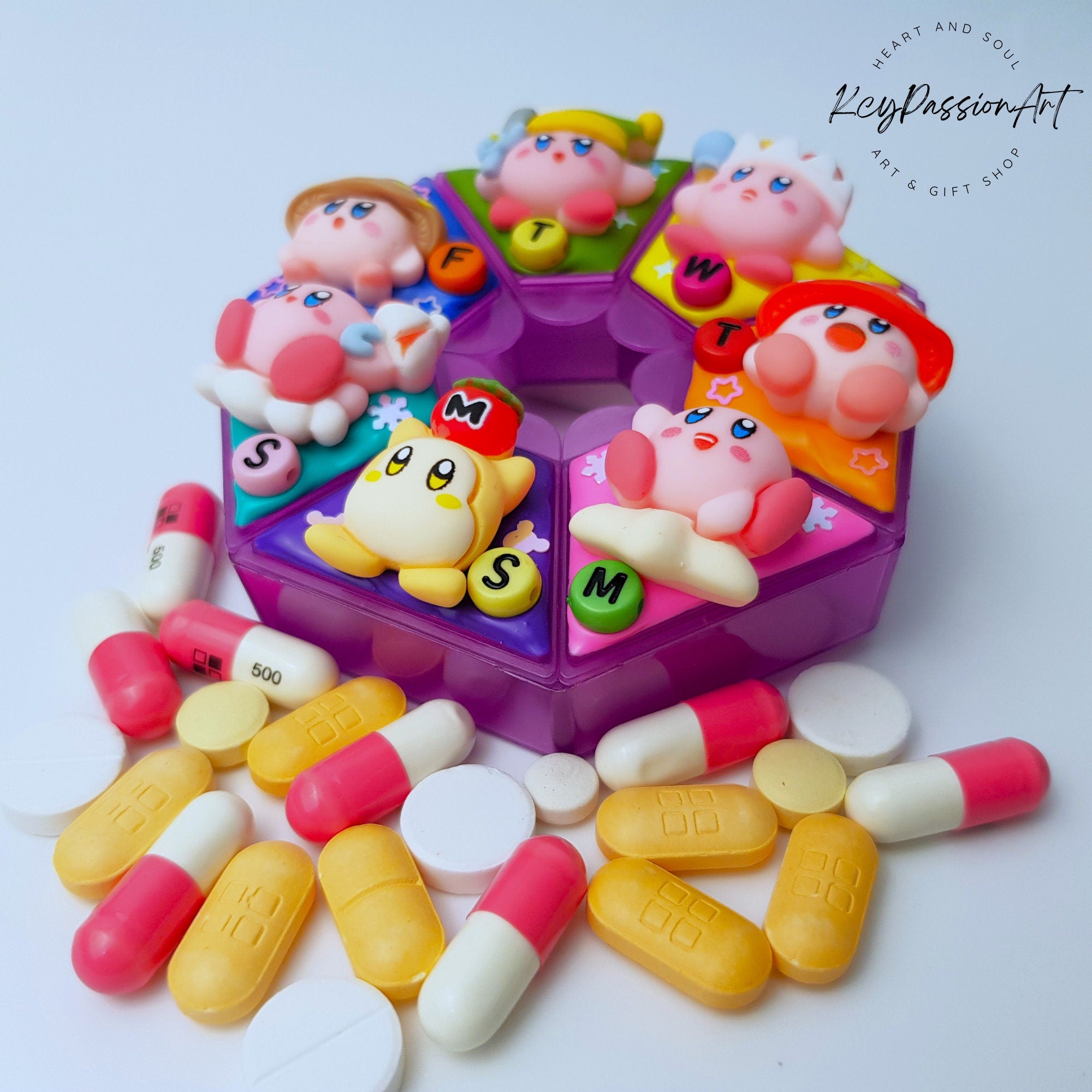 7-Tage-Pillenbox „Mein pinker runder Held“ (Version 2024), für Medikamente, Vitaminpräparate, 7-Tage-Pillenbox, Pillendose für Tag und Nacht