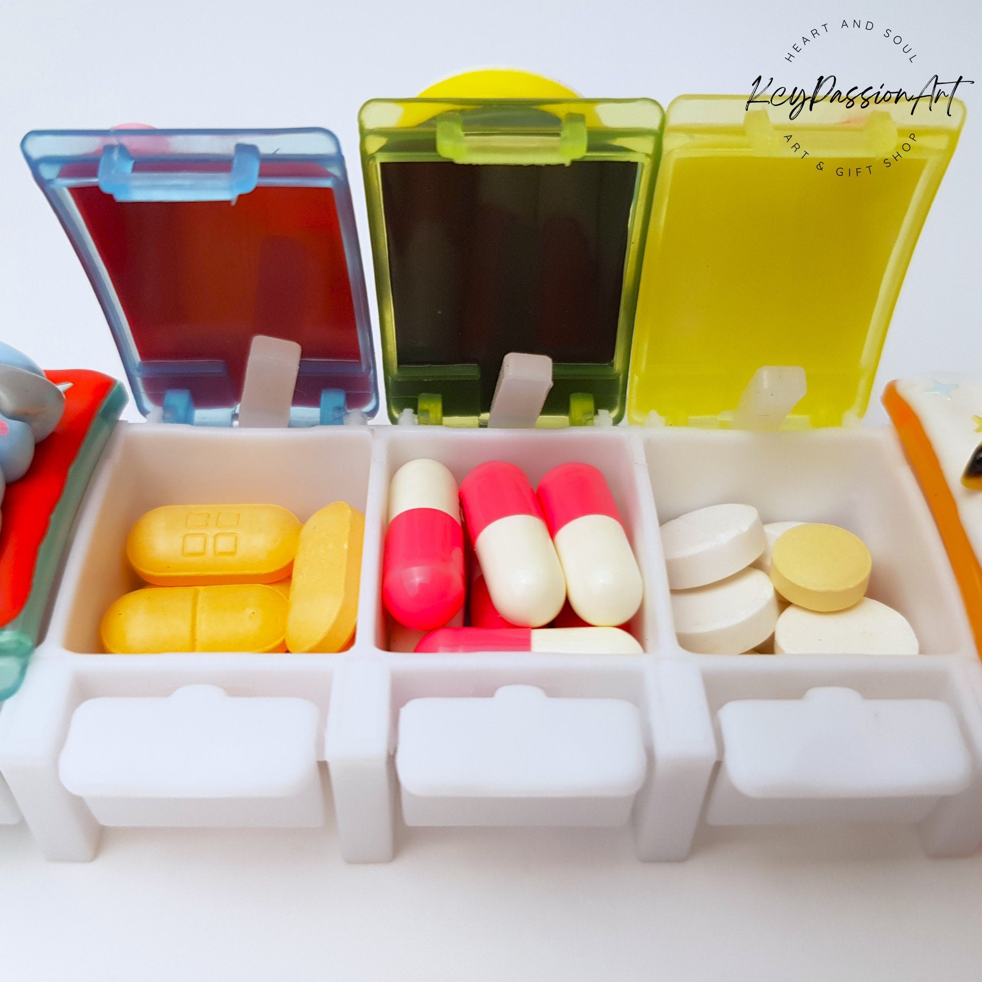 Pilulier personnalisé anime 7 jours, pilulier mignon, distributeur de médicaments et de compléments vitaminiques, pilulier hebdomadaire