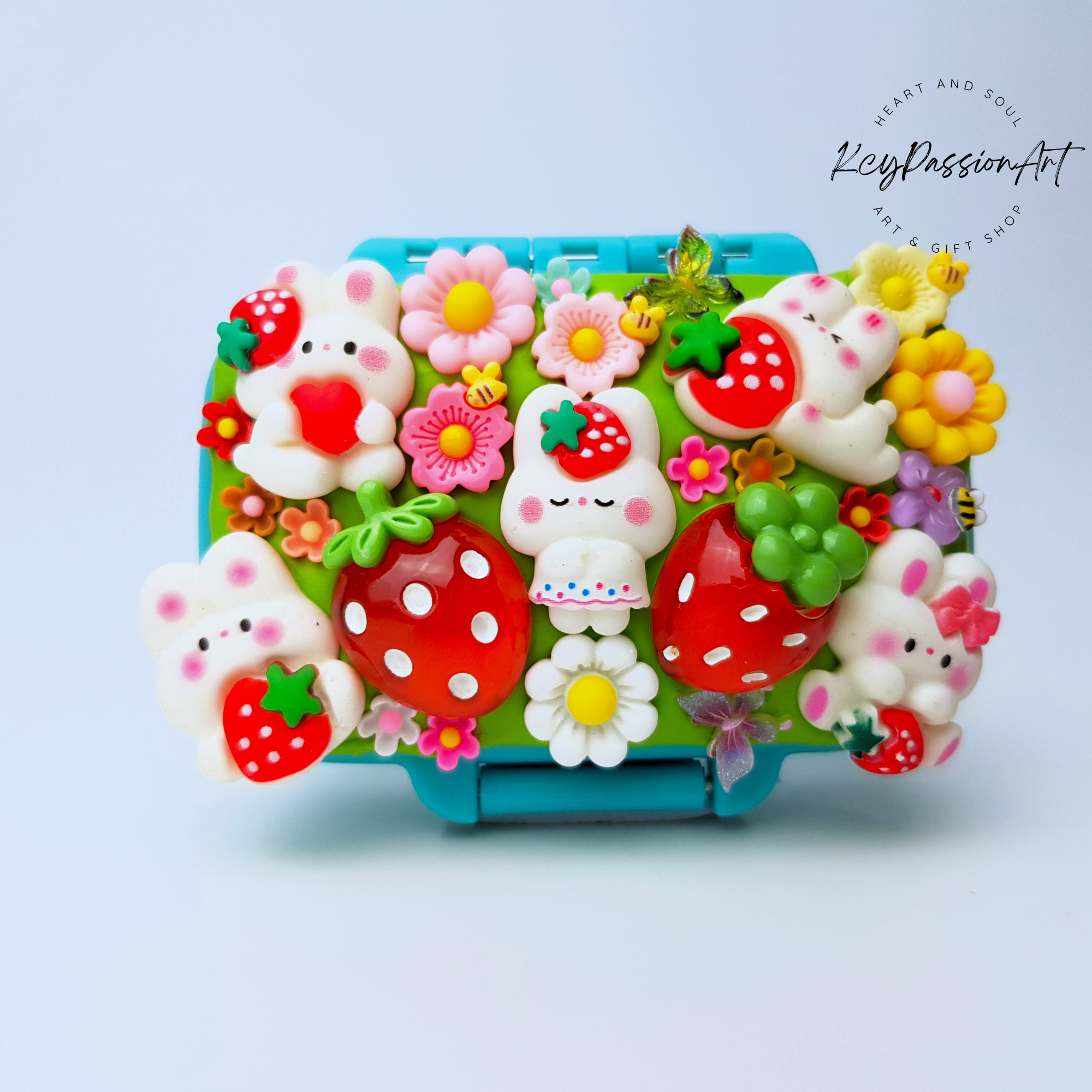 Boîte à pilules à 3 compartiments Strawberry Bunny Garden