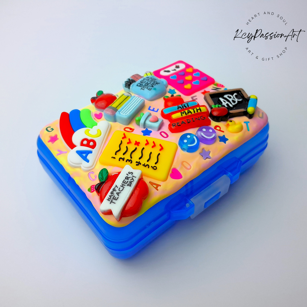 Pilulier décoratif grand format à rabat et 9 compartiments, idéal pour les journées d'école