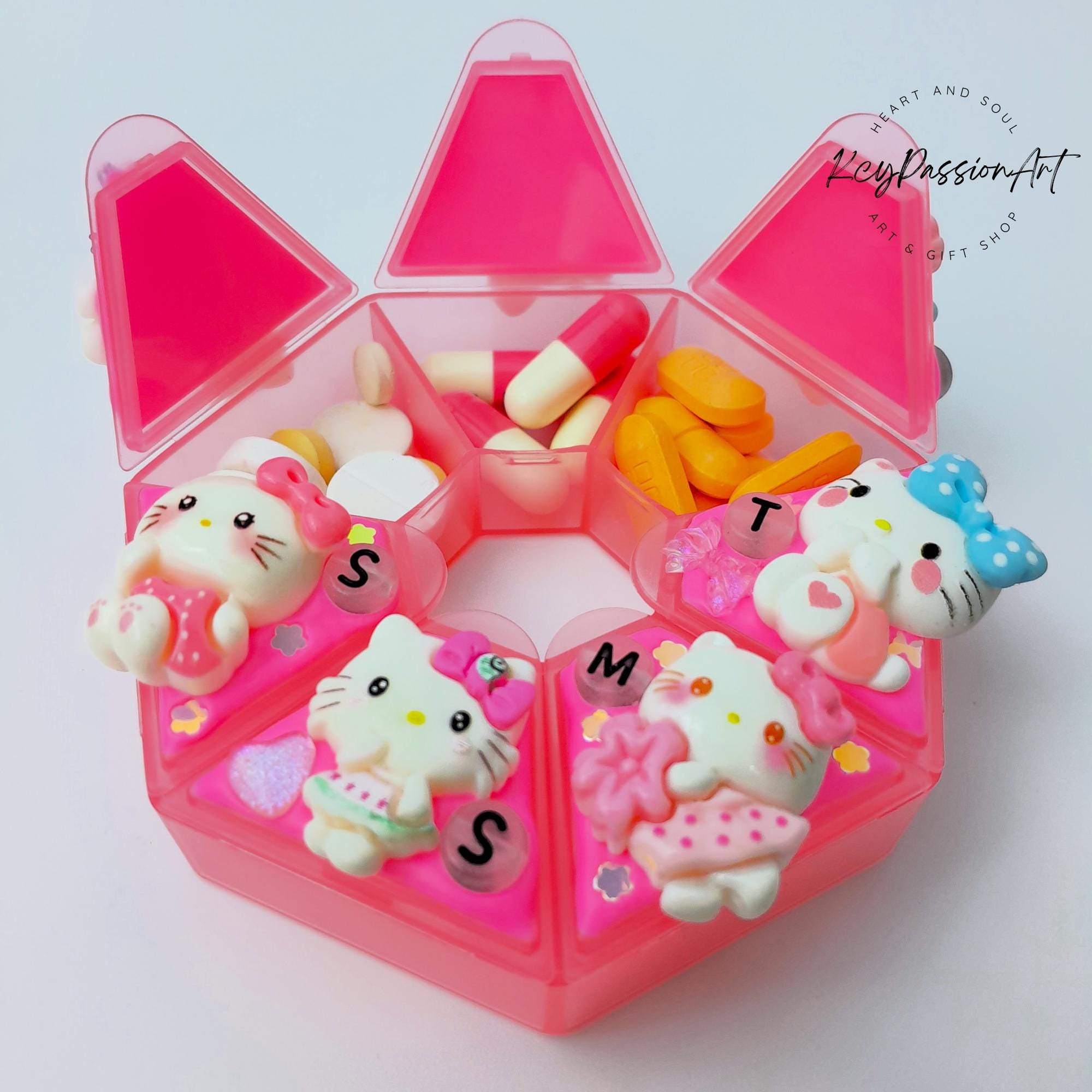 Cutie Kawaii Cat - Heptagon Pill Box