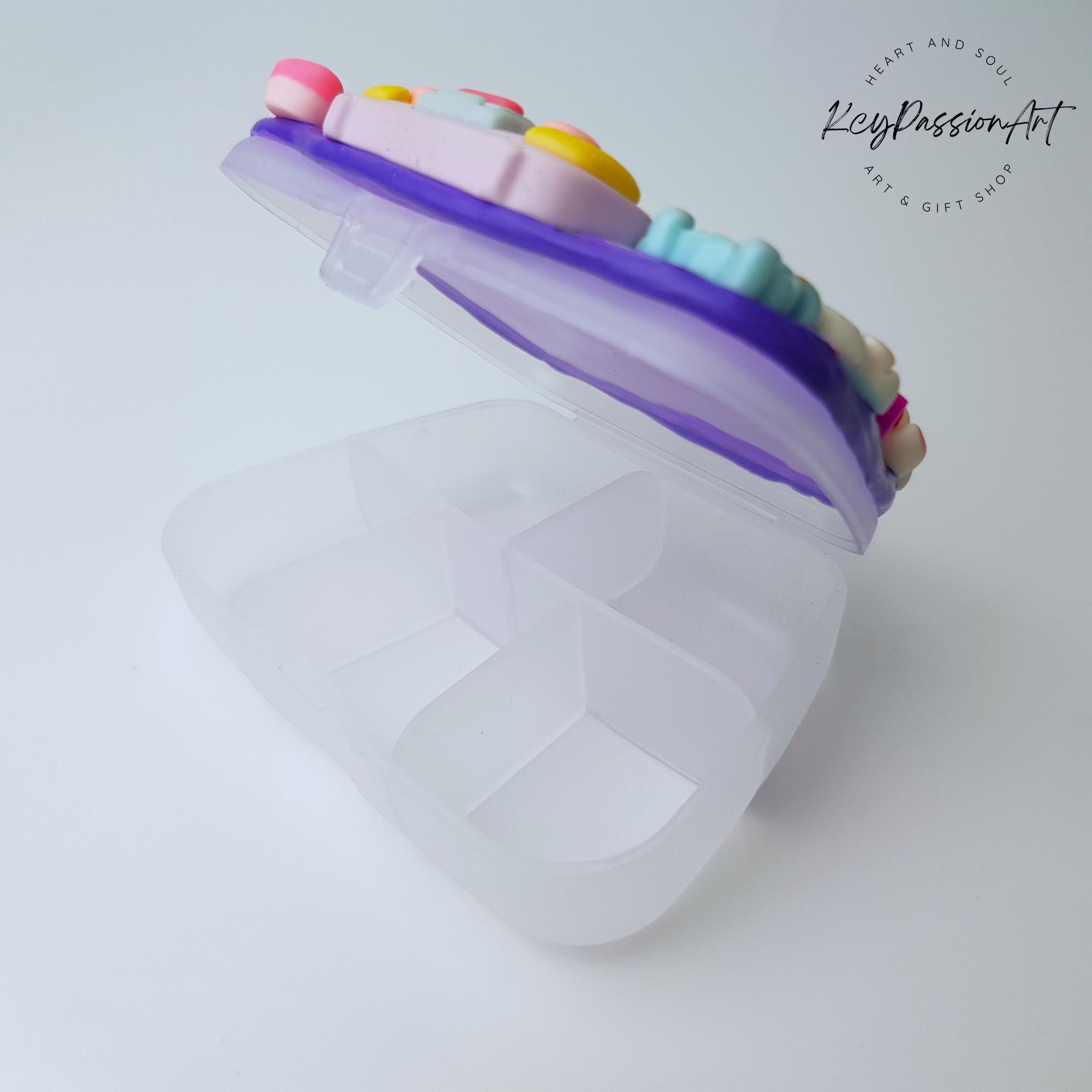 5-Tage-Pillenbox „Kawaii Friends Hangouts“ – Pillendose für morgens und abends, Pillenbehälter, 5-Tage-Pillenetui, Pillenbox für Tag und Nacht