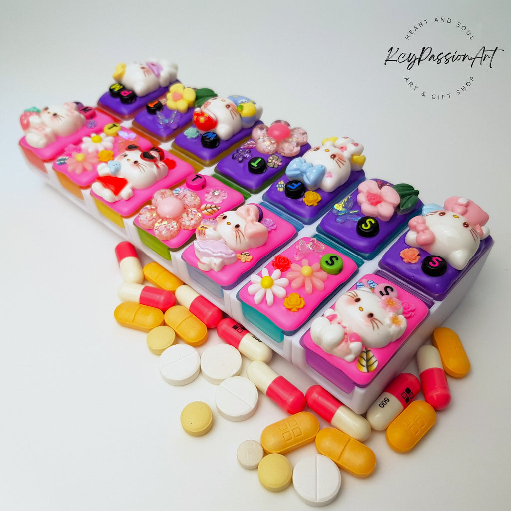 Cute White Kitten - Detachable Pill Box