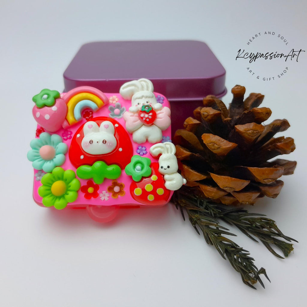 Tages-Pillenbox „Regenbogen-Erdbeer-Hasenliebe“ – Pillendose für einen Tag, Pillenbehälter, Pillenetui für einen Tag, Pillendose für Tag und Nacht
