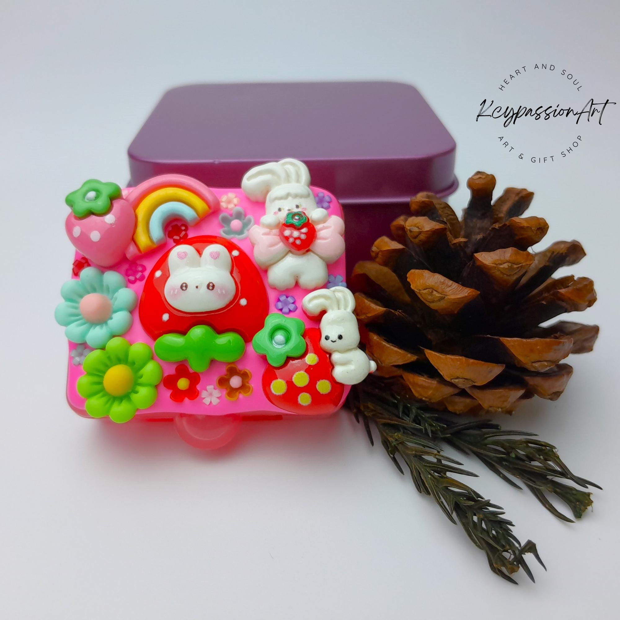 Tages-Pillenbox „Regenbogen-Erdbeer-Hasenliebe“ – Pillendose für einen Tag, Pillenbehälter, Pillenetui für einen Tag, Pillendose für Tag und Nacht