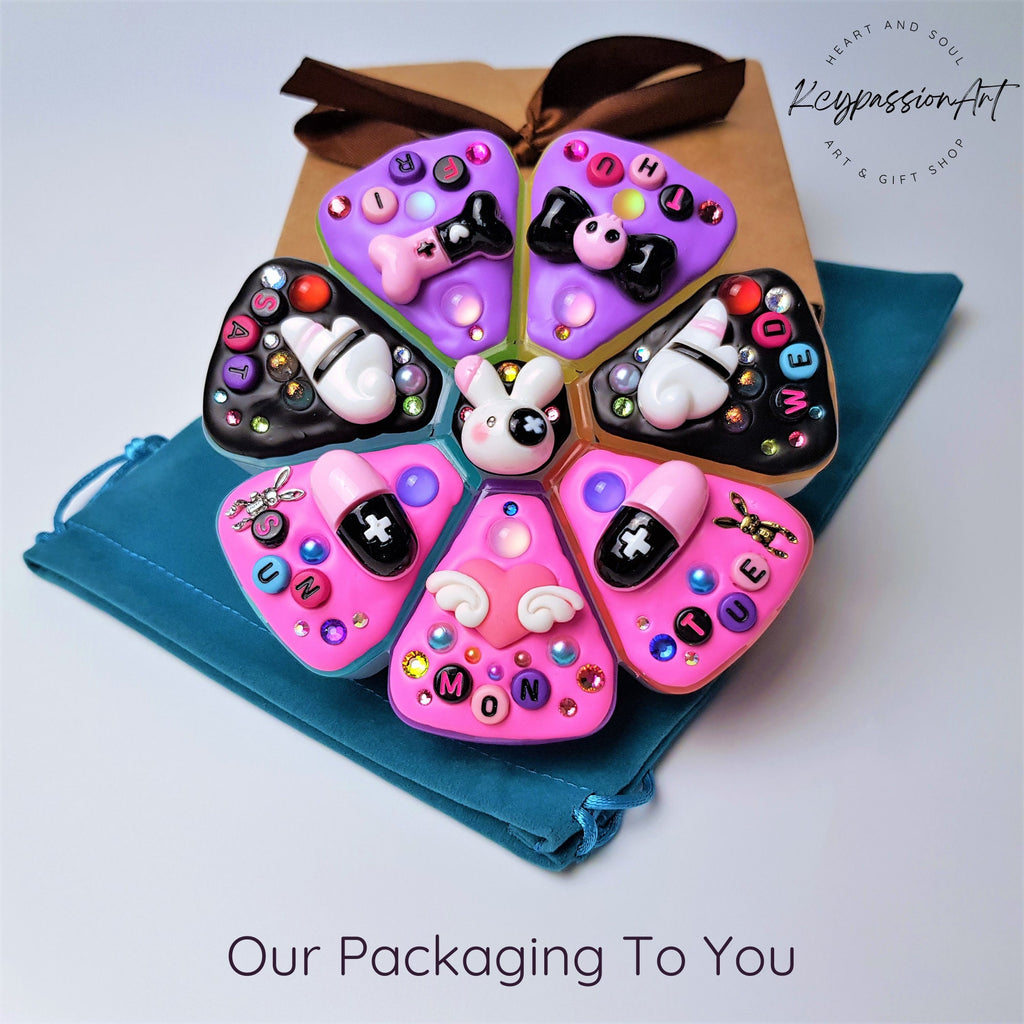 XL 7-Tage-Pillenbox mit Dekor „Bad Rabbit“, 8 Fächer, Pillendose für Medikamente, Vitamine und Nahrungsergänzungsmittel, niedlicher Pillenbehälter