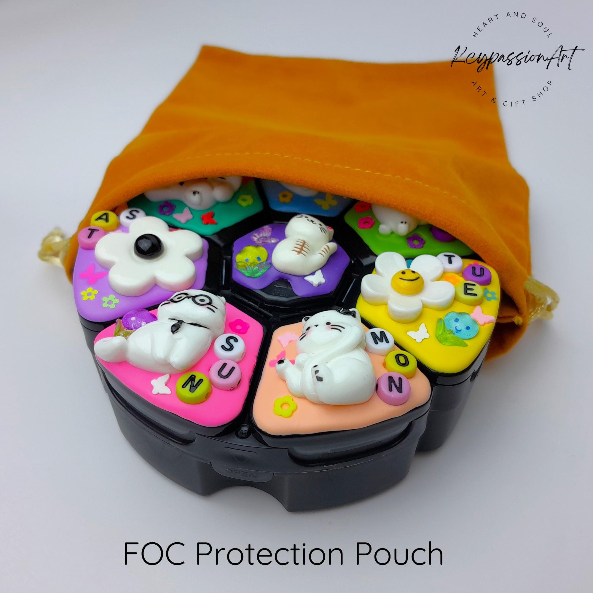 Großer, dekorierter Pillenorganizer für 7 Tage „Katze in Pose“ mit 8 Fächern, Pillendose für Medikamente und Nahrungsergänzungsmittel, niedliche Pillenbox für Tag und Nacht