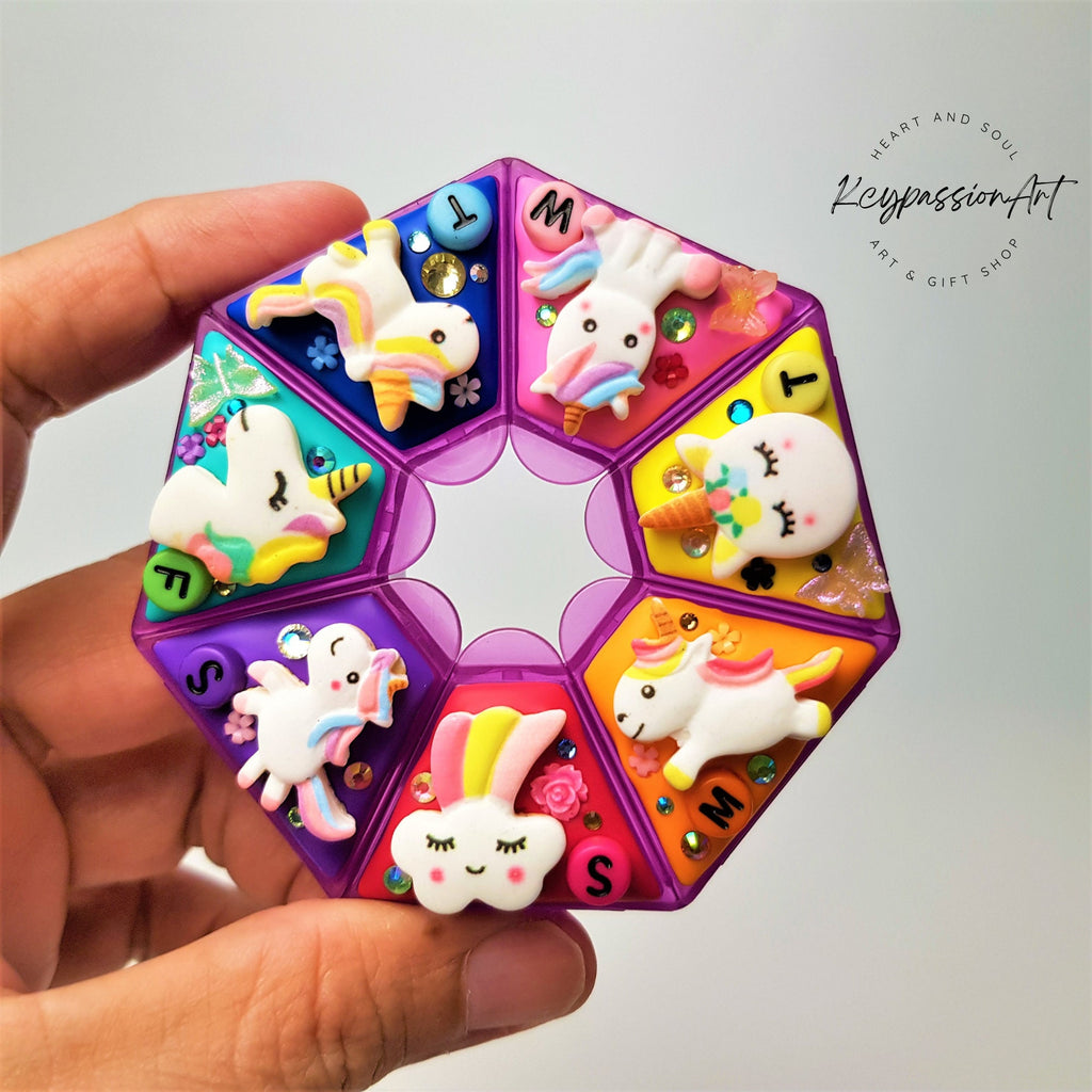 7-Tage-Pillenbox „Einhorn“ – Niedliche Pillendose, Pillenetui, Medikamenten- und Vitaminspender, Wochen-Pillenbox